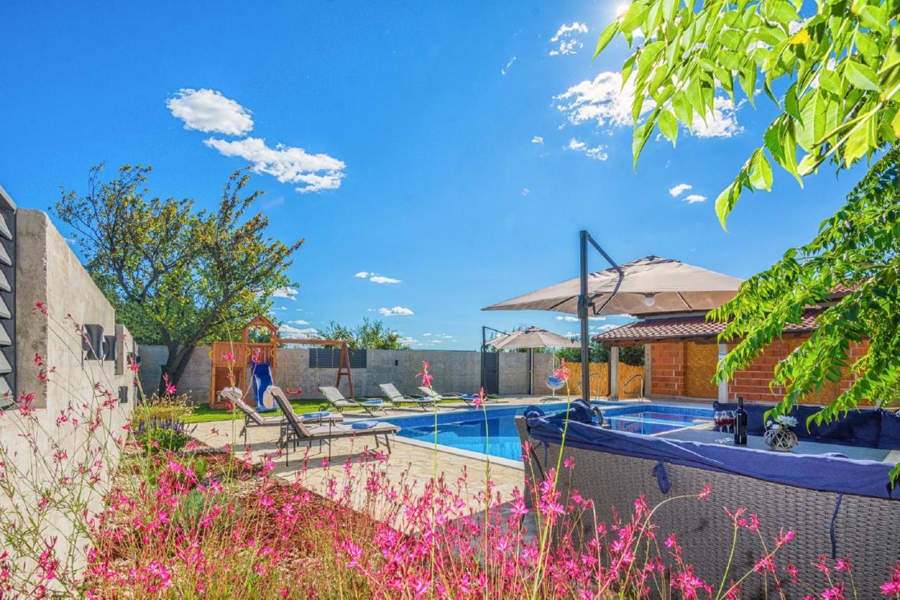 Holiday Home Tower With Private Pool, Sauna And Quads Smilcic Exterior foto